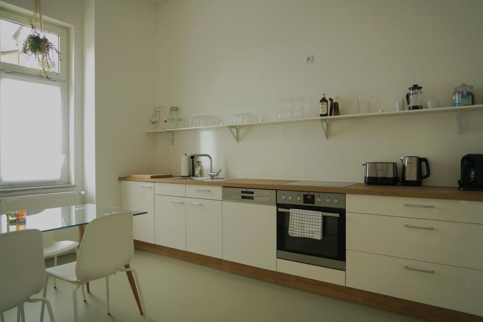 Coffee/tea facilities, Dining area, pet friendly, stove, toaster