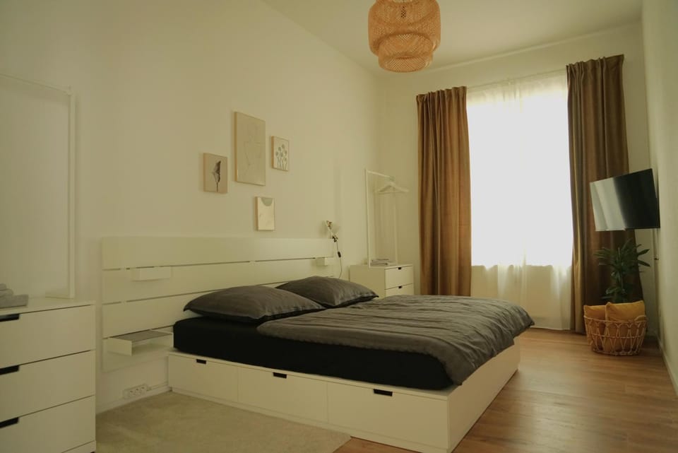 Bed, TV and multimedia, Bedroom