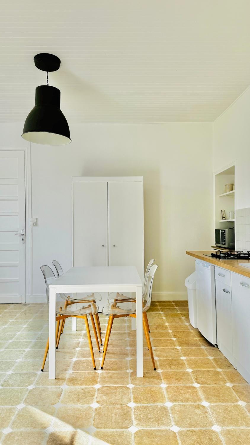 Kitchen or kitchenette, Dining area