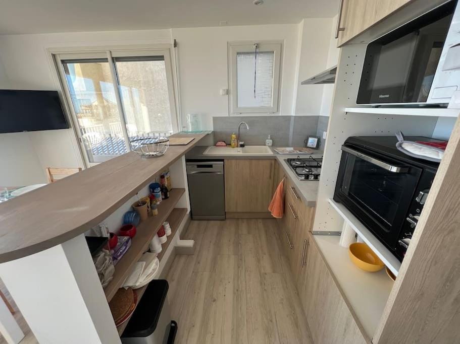 Kitchen or kitchenette, Dining area, dishwasher, minibar, pet friendly, stove, toaster