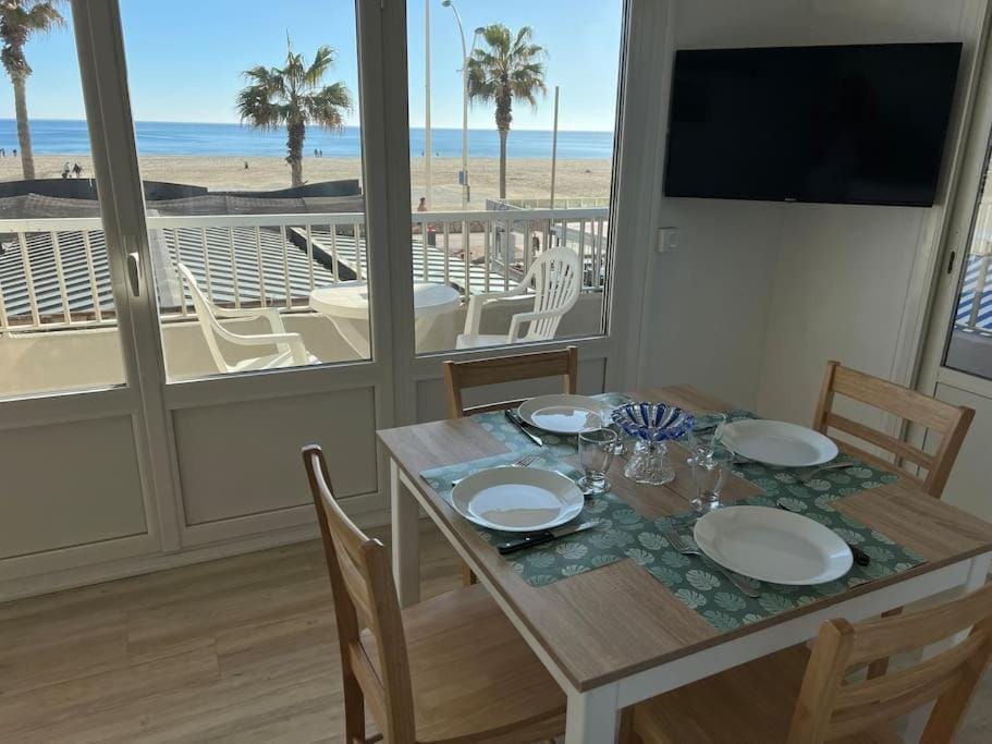 Communal lounge/ TV room, Day, Natural landscape, TV and multimedia, View (from property/room), Balcony/Terrace, Dining area, Beach, Sea view