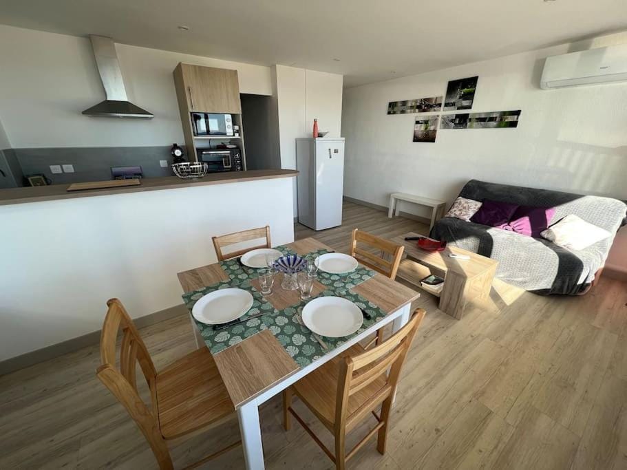 Kitchen or kitchenette, Living room, Seating area, Dining area, minibar, pet friendly, stove