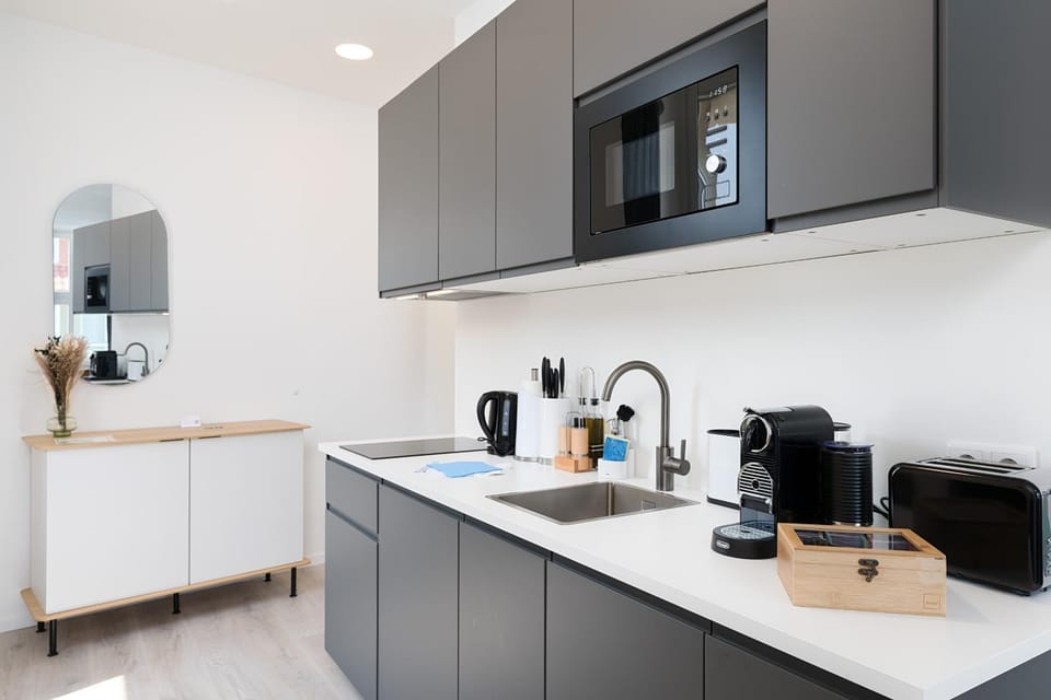 Coffee/tea facilities, Kitchen or kitchenette, Living room, Photo of the whole room, Decorative detail, Seating area, minibar, stove, toaster, wardrobe