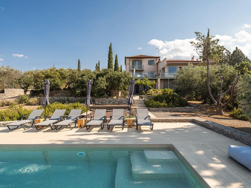 Property building, Patio, Day, Garden, Pool view, Swimming pool, sunbed