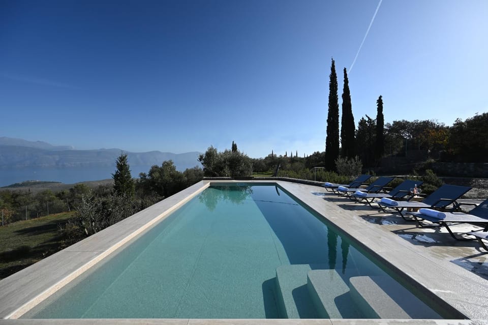 Day, Natural landscape, Mountain view, Pool view, Swimming pool, sunbed