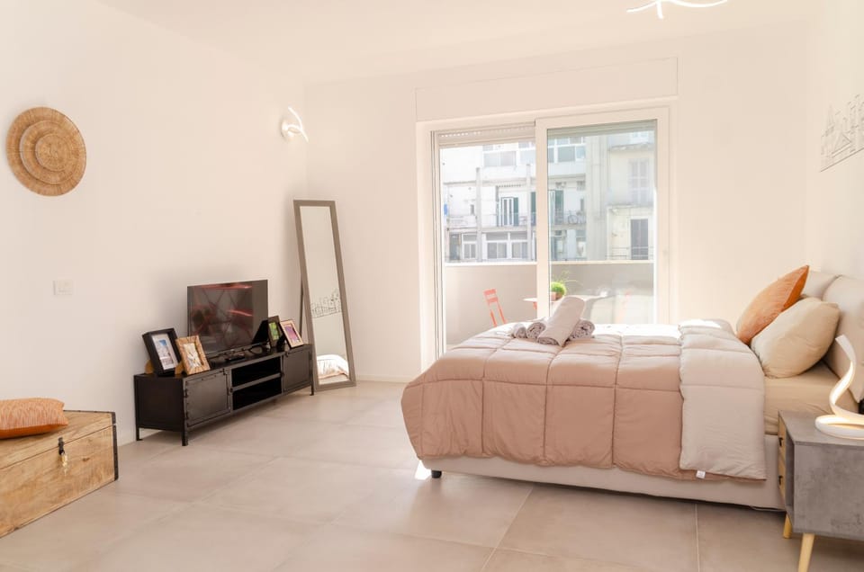TV and multimedia, Balcony/Terrace, Photo of the whole room, Bedroom