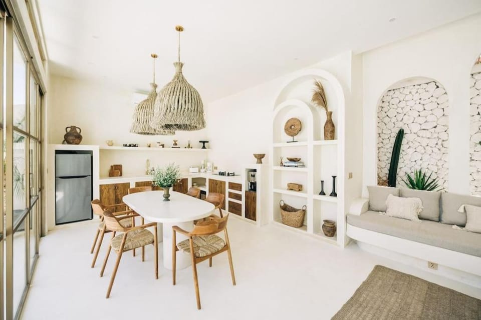 Kitchen or kitchenette, Dining area