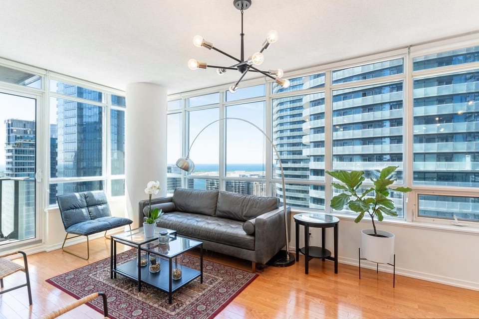 View (from property/room), Living room, Seating area, City view, Lake view