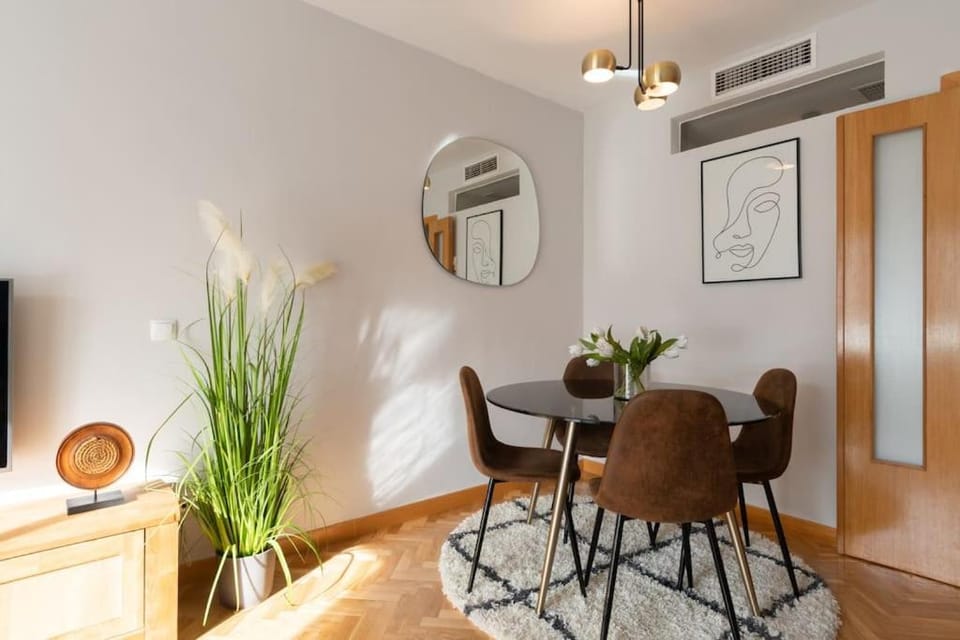 Vivienda con zona de trabajo, piscina y parking Apartment in Madrid