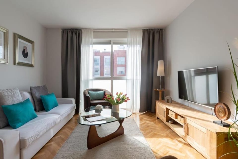 Vivienda con zona de trabajo, piscina y parking Apartment in Madrid