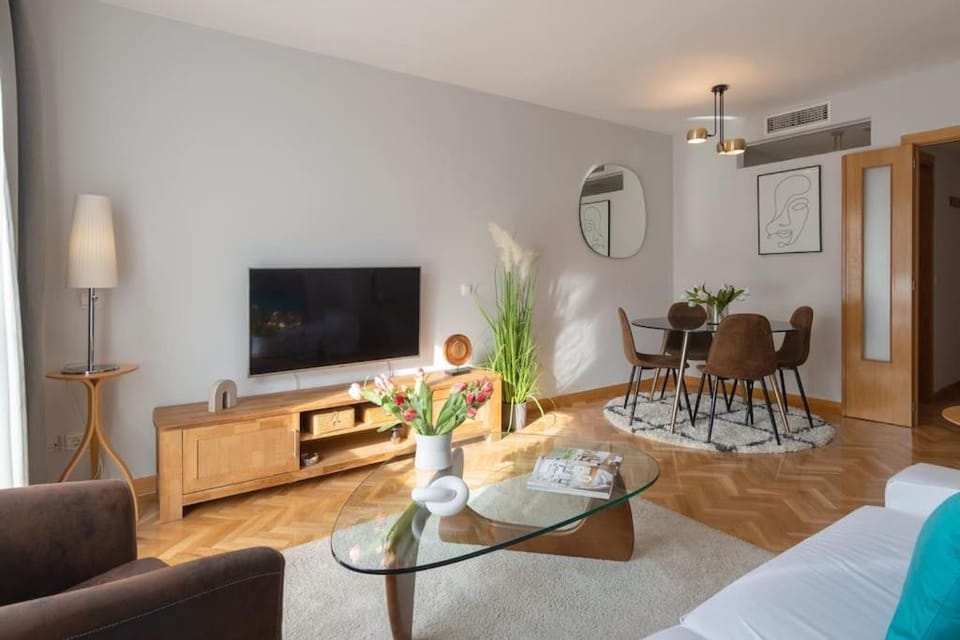 Vivienda con zona de trabajo, piscina y parking Apartment in Madrid