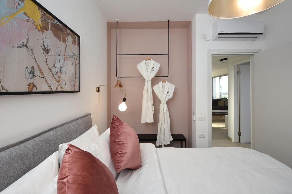 Bed, Living room, Photo of the whole room, Bedroom, air conditioner