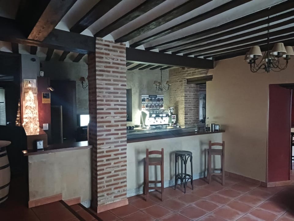 Lounge or bar, Food and drinks
