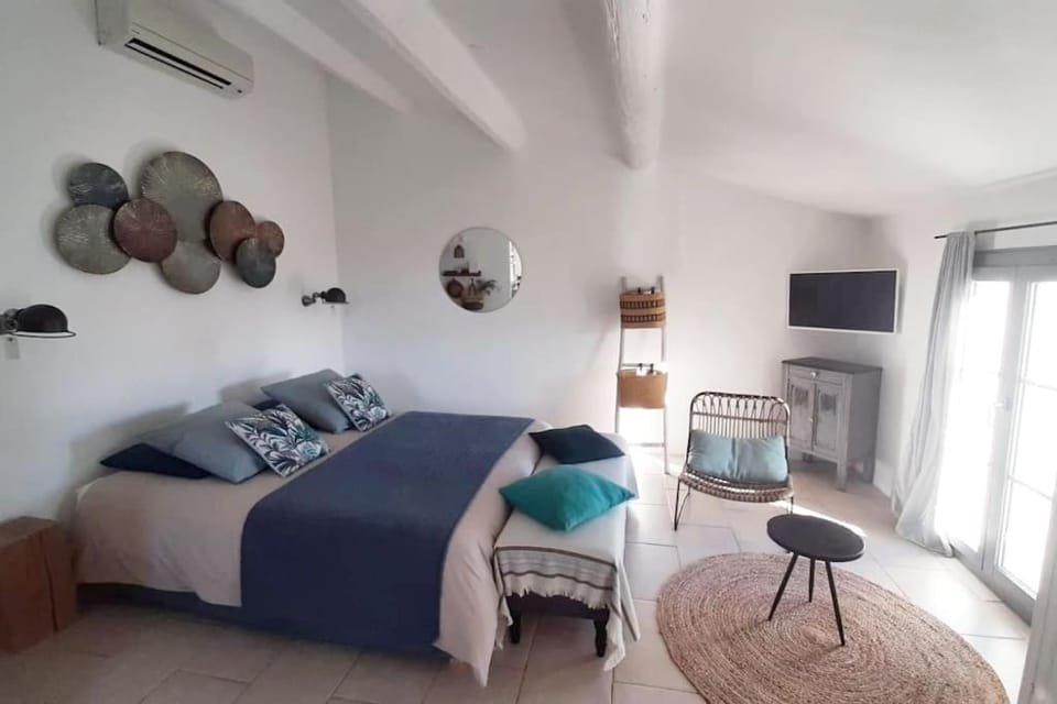 Bed, Photo of the whole room, Bedroom, air conditioner