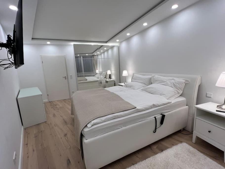Bed, TV and multimedia, Bedroom, wardrobe