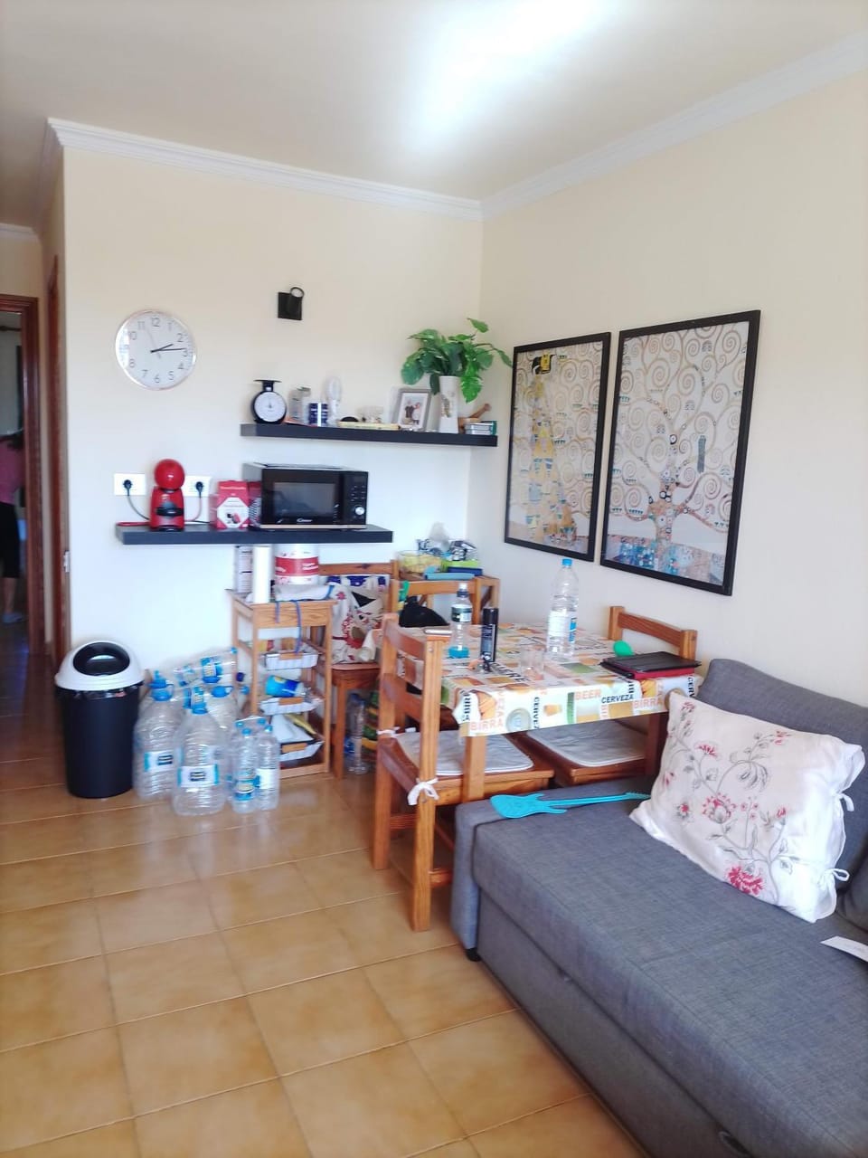 Coffee/tea facilities, Living room, Seating area, Dining area