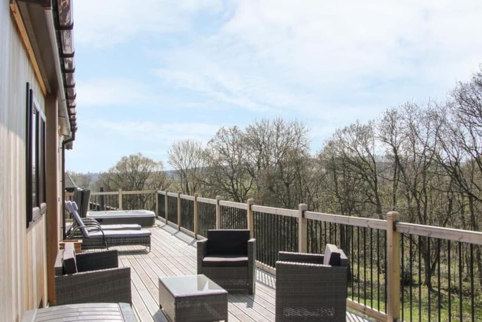 Fabulous detached lodge with hot tub two nights minimum stay Chalet in England