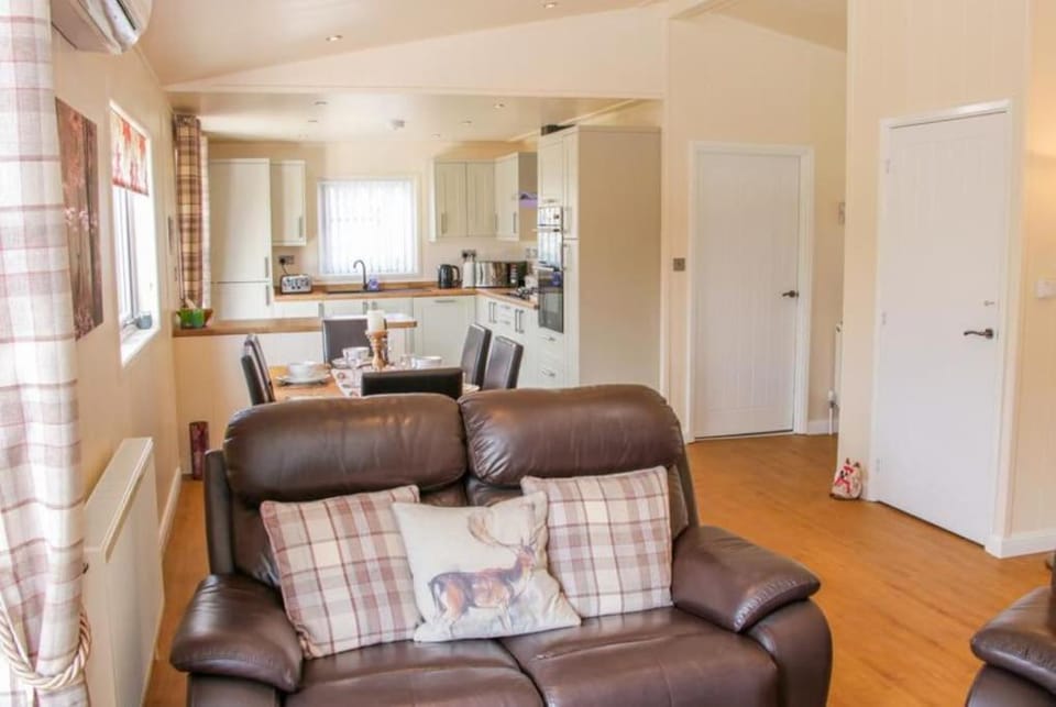 Fabulous detached lodge with hot tub two nights minimum stay Chalet in England