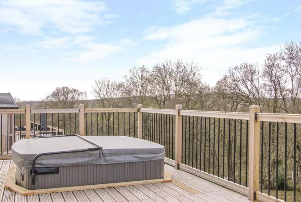 Fabulous detached lodge with hot tub two nights minimum stay Chalet in England