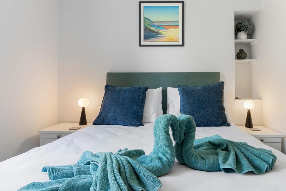 Bed, TV and multimedia, Bedroom, River view, towels