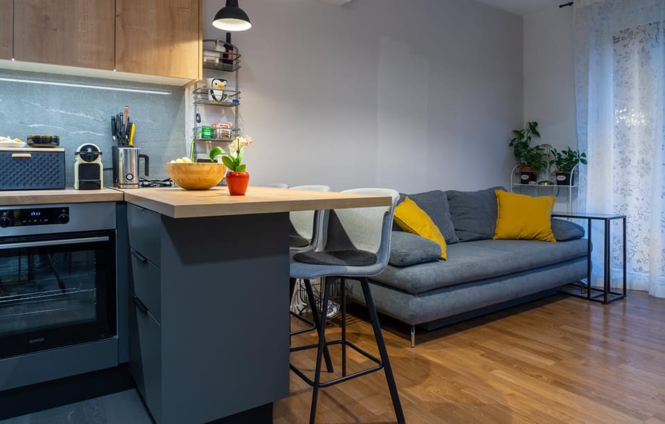 Kitchen or kitchenette, Living room, Seating area, Dining area