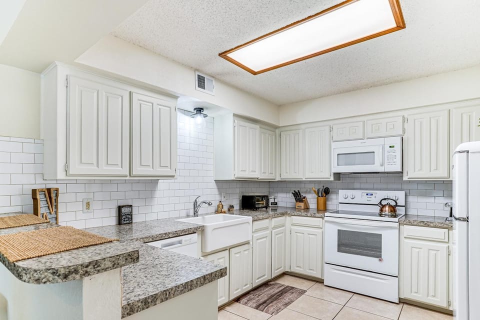 4 Mi to AT&T Stadium: Fort Worth Townhome! House in Arlington