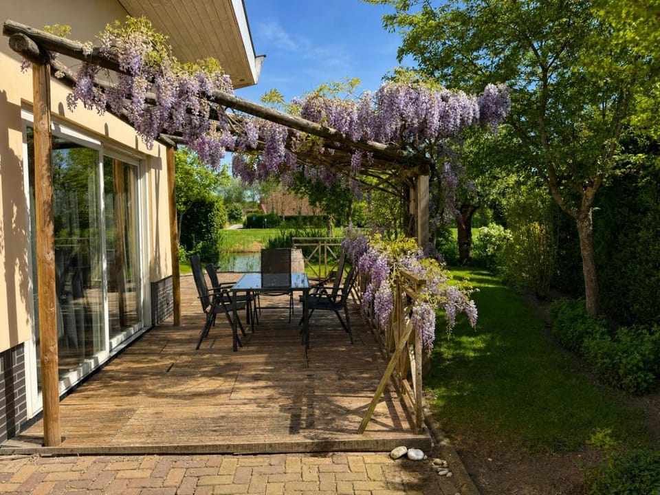Villa Vera - Comfort, Space, Sauna & Hot Tub in Private Garden Villa in Zeewolde