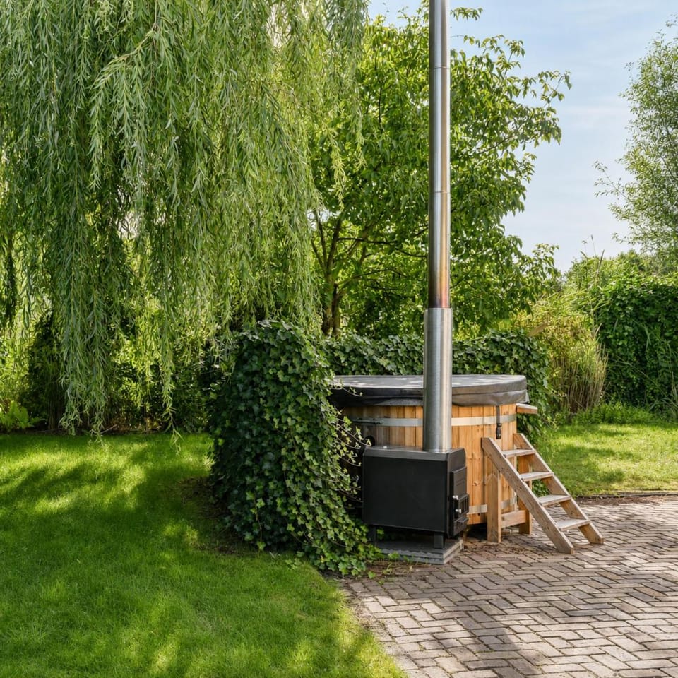Villa Vera - Comfort, Space, Sauna & Hot Tub in Private Garden Villa in Zeewolde