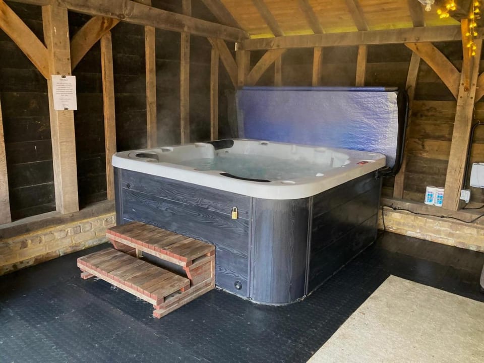 Dorney,Windsor Family Getaway with Hot Tub House in Taplow