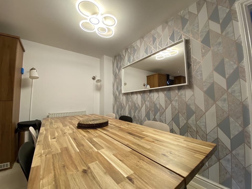 Bracknell Contemporary Stylish 3 bedroom in House in Bracknell