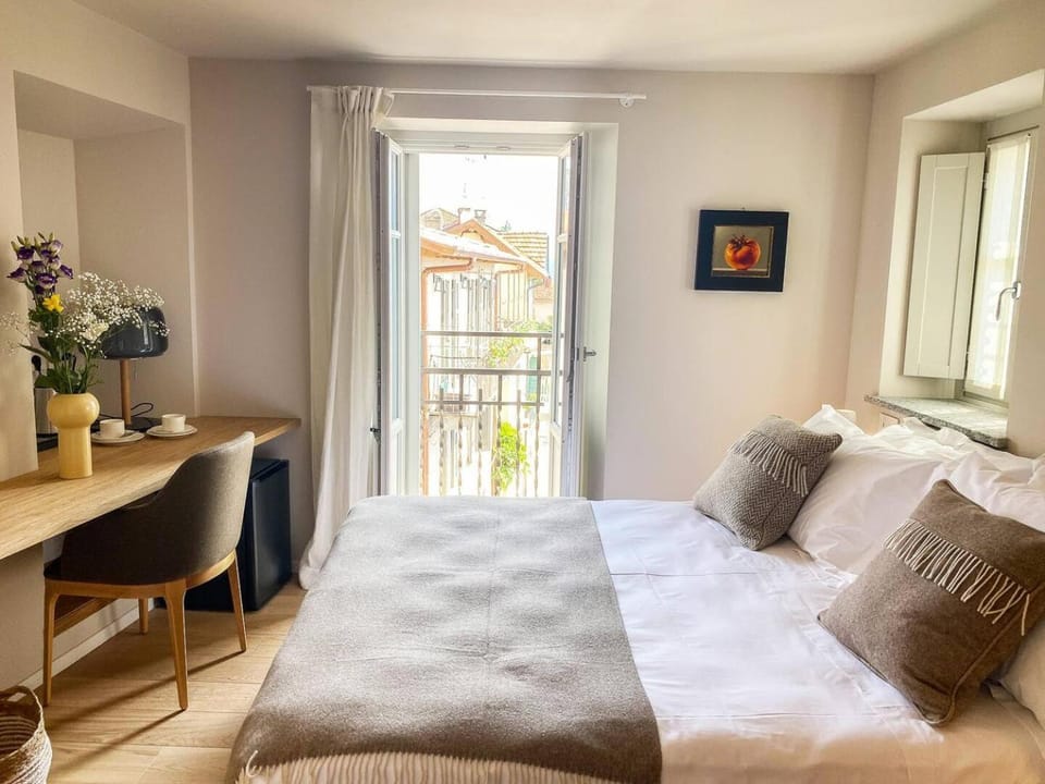 Bed, View (from property/room), Balcony/Terrace, Seating area, Bedroom