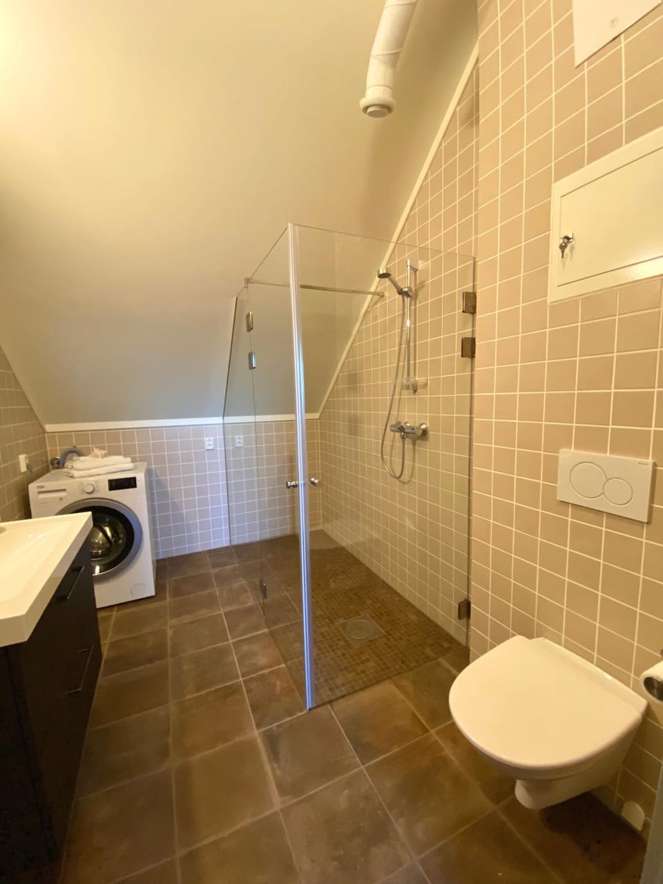 Shower, Toilet, Bathroom, towels, washing machine