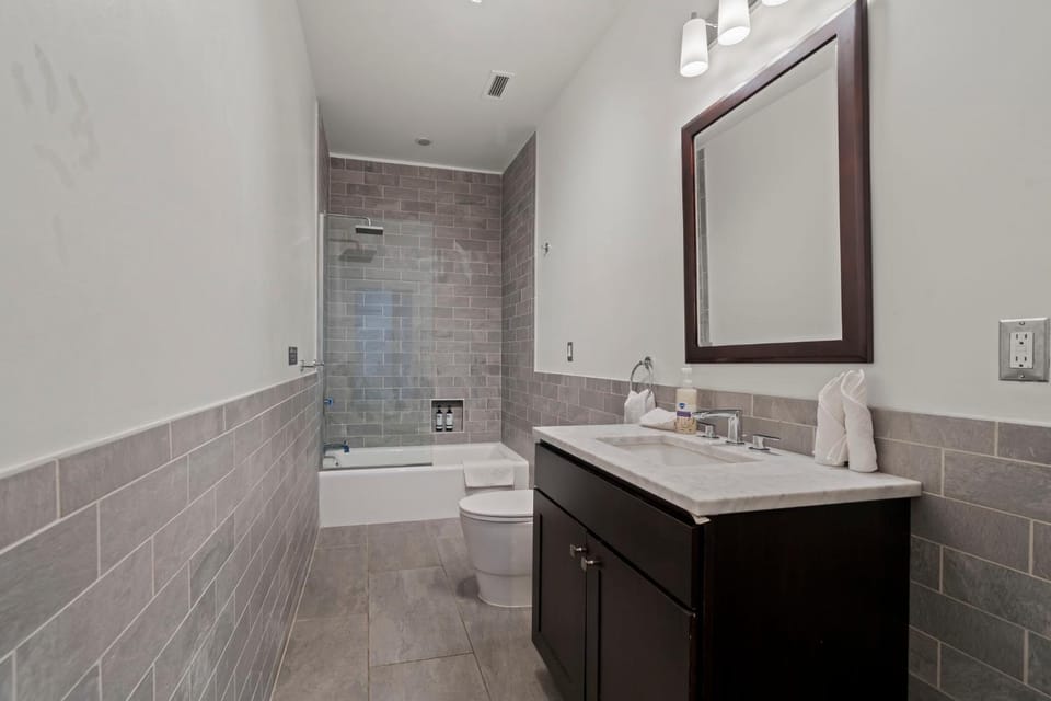 Shower, Toilet, Bathroom, Bath, towels