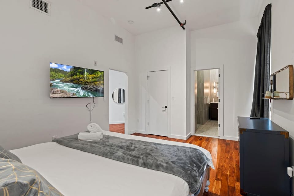 Bed, TV and multimedia, Bedroom