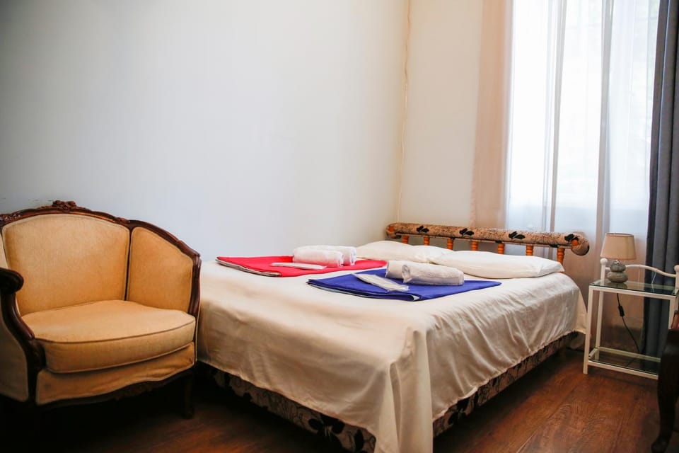 Bed, Seating area, Bedroom