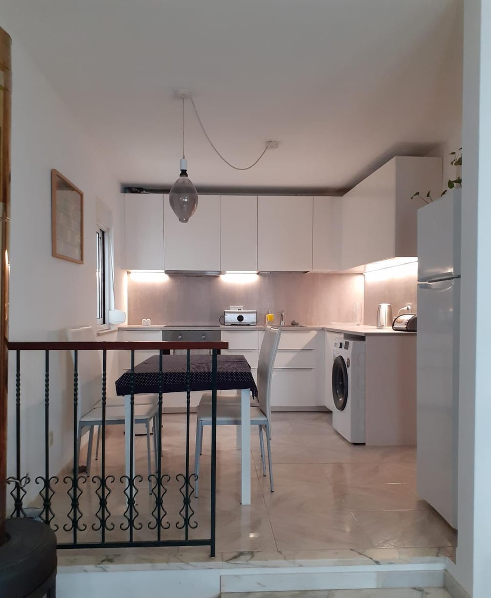 Kitchen or kitchenette, Dining area, pet friendly, stove, toaster, washing machine