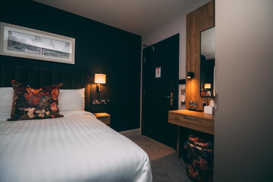 Photo of the whole room, Bedroom, hair dresser