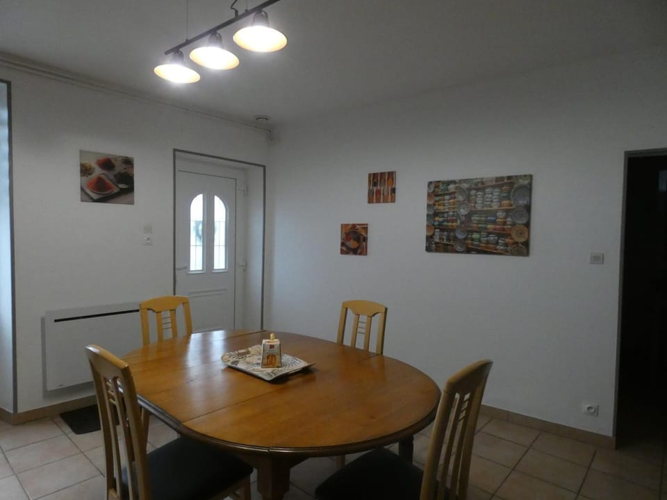 Facade/entrance, Dining area, kitchen