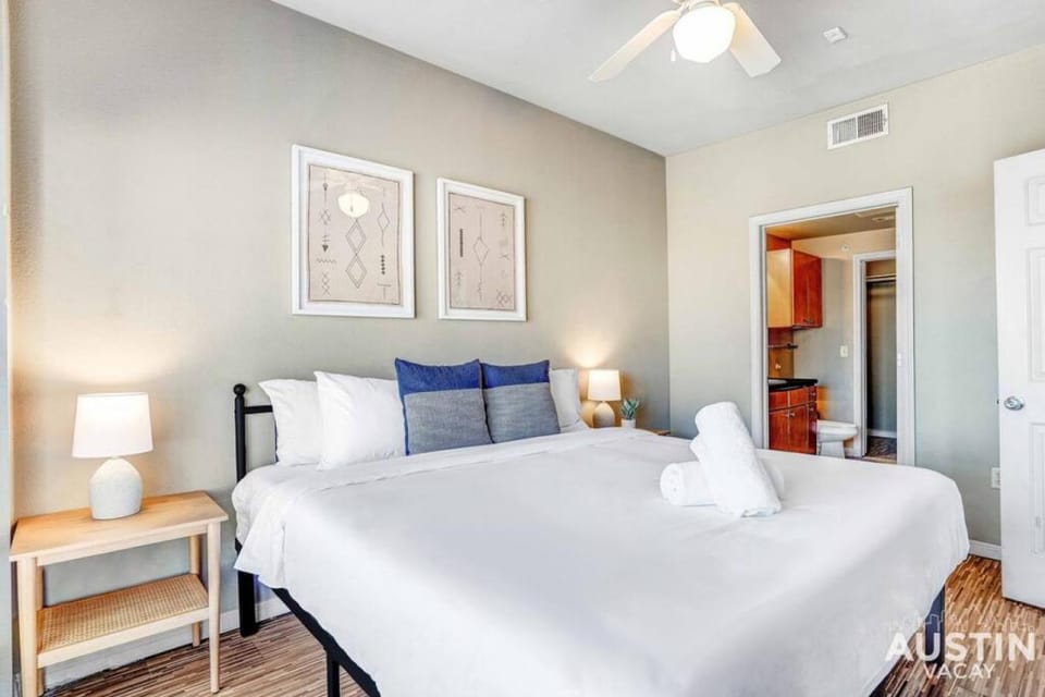 Space for 8 Near Downtown Easy Walk to UT Campus Apartment in Austin