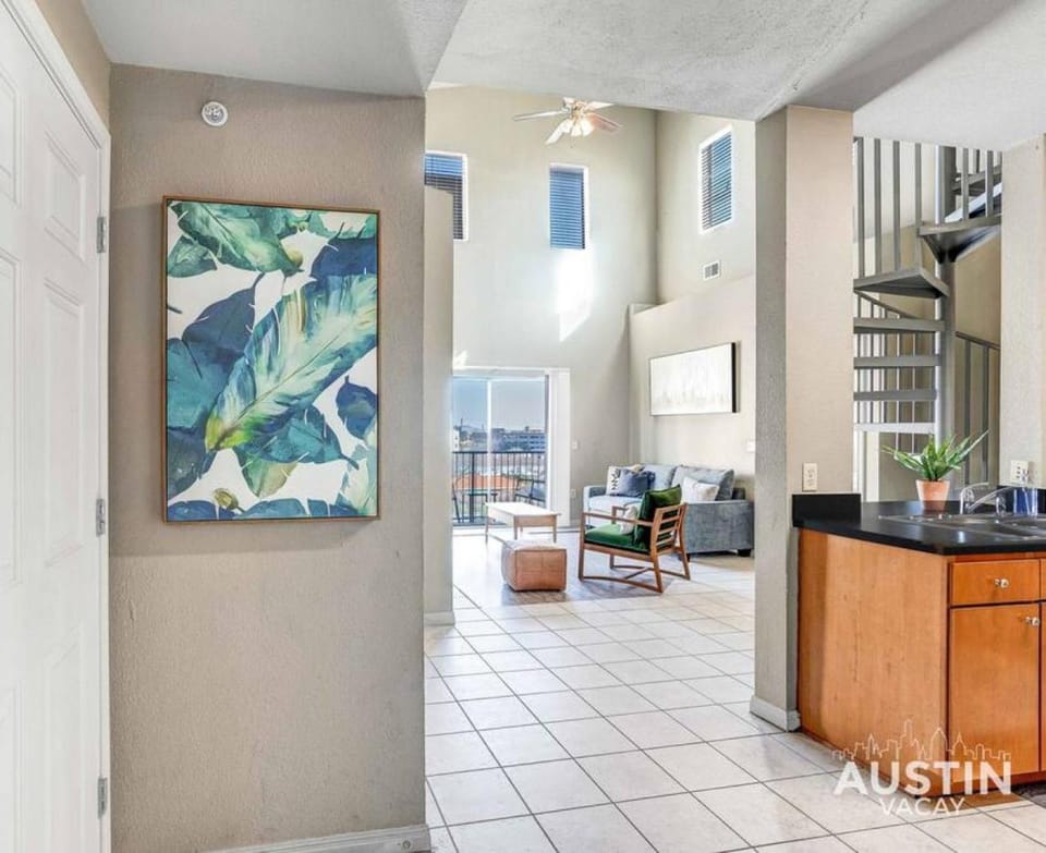 Space for 8 Near Downtown Easy Walk to UT Campus Apartment in Austin
