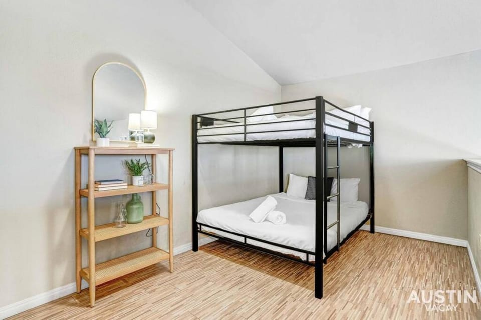Space for 8 Near Downtown Easy Walk to UT Campus Apartment in Austin