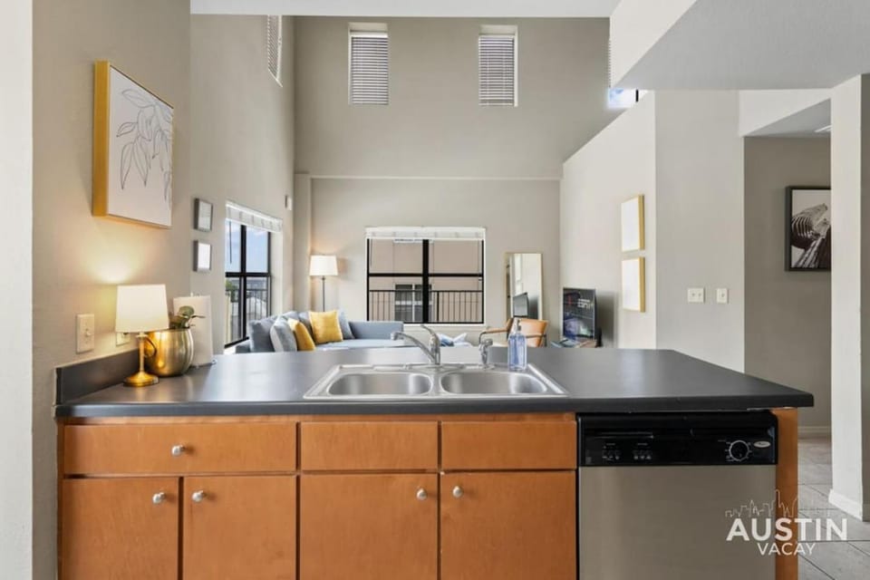 Perfect Location Near UT and Large Patio With A View Apartment in Austin