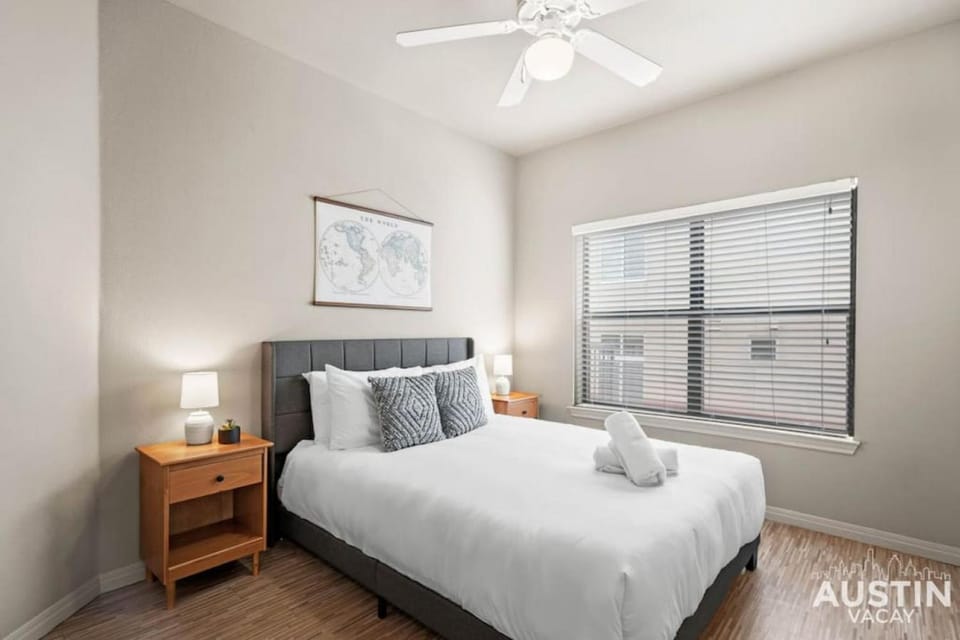 Perfect Location Near UT and Large Patio With A View Apartment in Austin