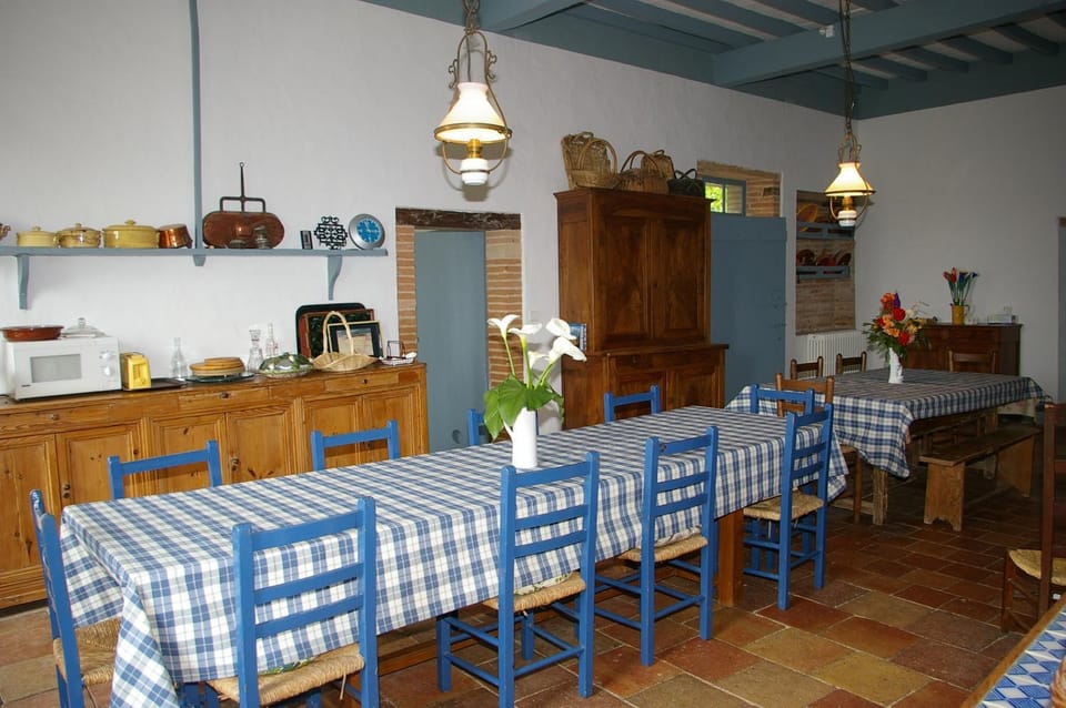 Restaurant/places to eat, Banquet/Function facilities, Breakfast