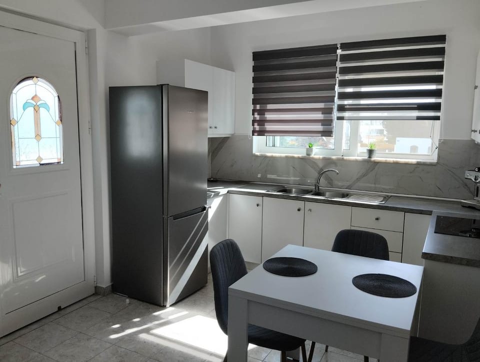 Kitchen or kitchenette, Dining area, minibar, stove