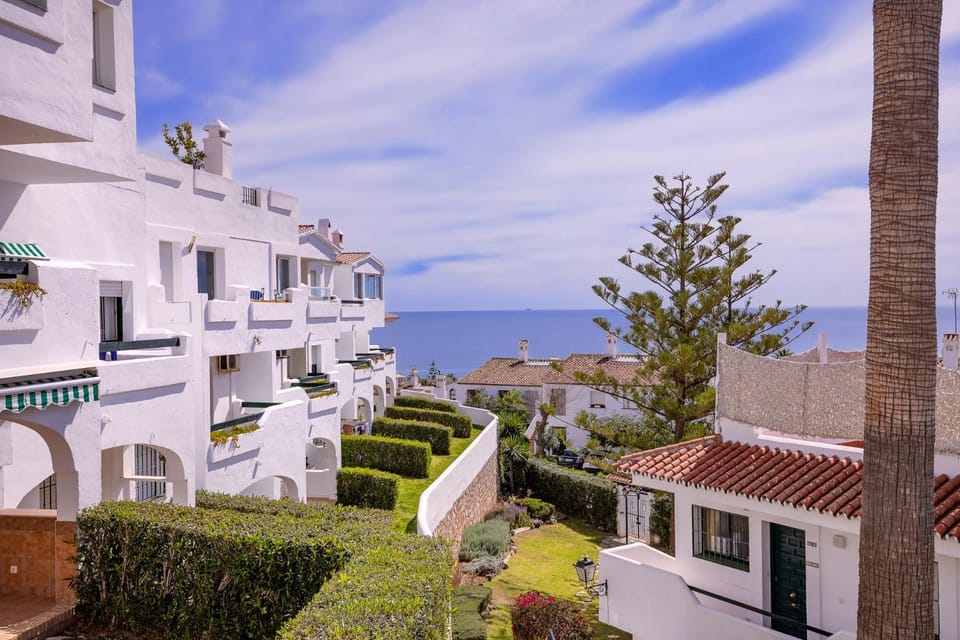 Property building, Day, Sea view, Swimming pool
