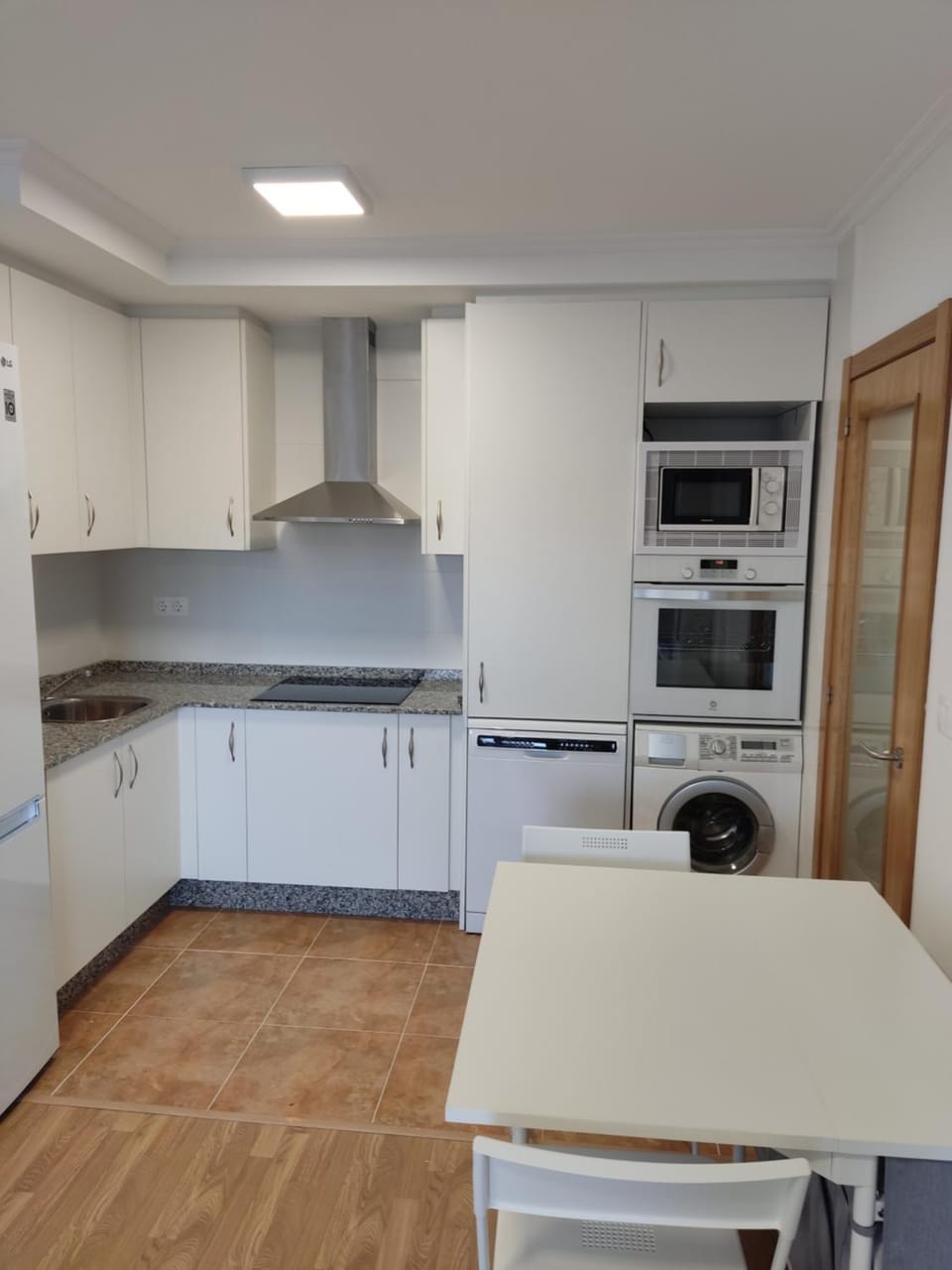 Kitchen or kitchenette, Dining area, dishwasher, minibar, pet friendly, washing machine