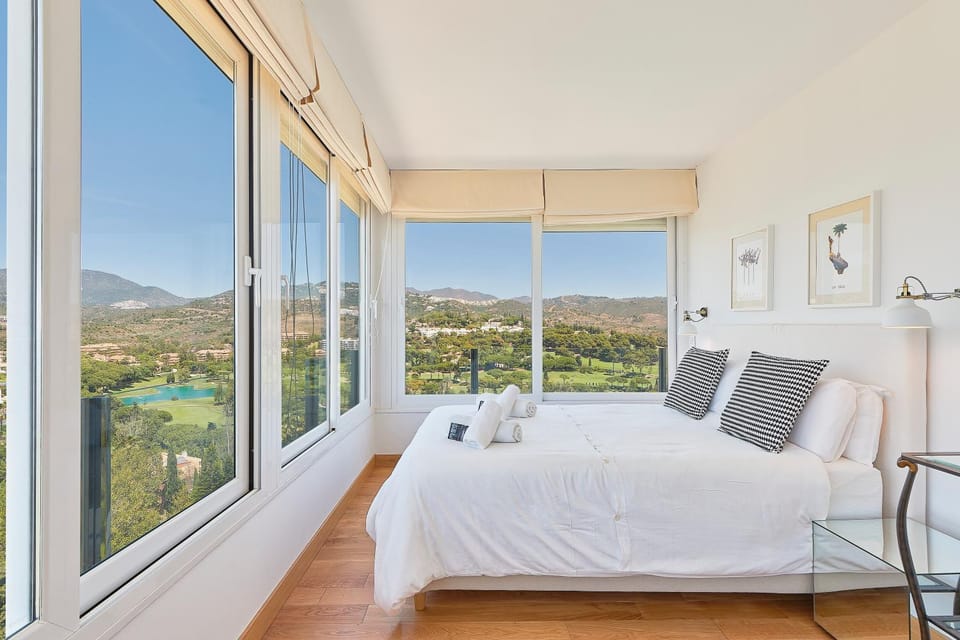 Bed, Day, Natural landscape, Photo of the whole room, Bedroom, Mountain view