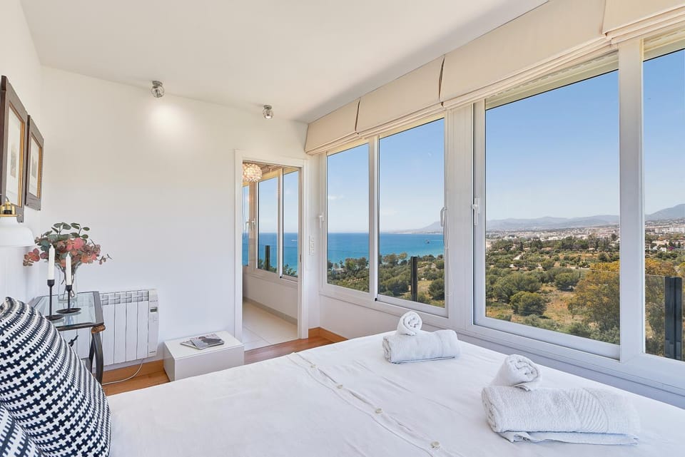 Bed, Natural landscape, View (from property/room), Balcony/Terrace, Photo of the whole room, Bedroom, Sea view, towels