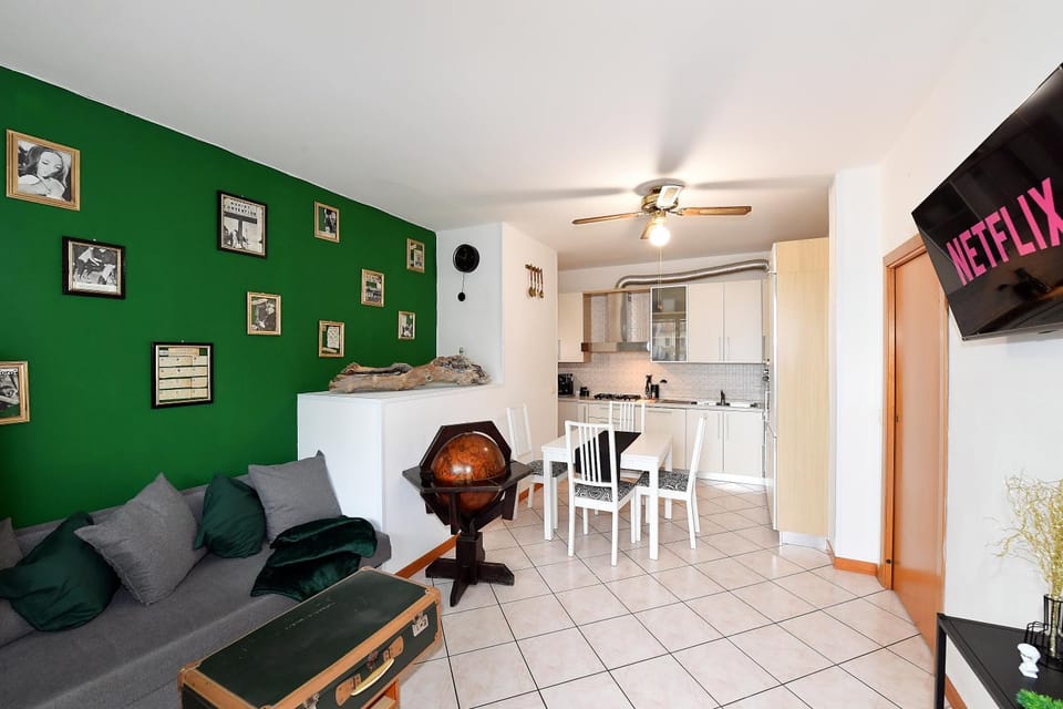 TV and multimedia, Kitchen or kitchenette, Living room, Seating area, Dining area, pet friendly, stove